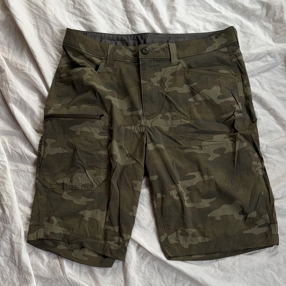 Eddie Bauer Men's Green Camouflage Cargo Shorts